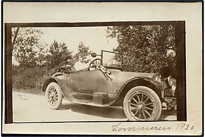 Automobil med stort Båt-horn. Fotokort dateret Sommeren 1920 u/no.