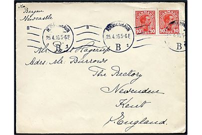 10 øre Chr. X i parstykke på brev fra Kjøbenhavn d. 25.4.1916 til England. Påskrevet via Bergen - Newcastle. Uden tegn på censur.