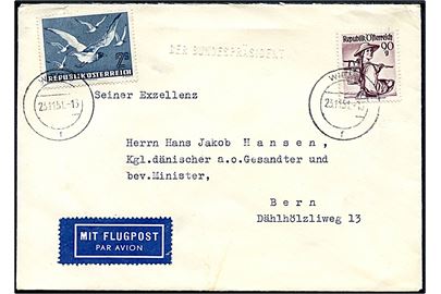 90 g. Egnsdragt og 2 S. Luftpost på luftpostbrev med prægestempel Der Bundespräsident stemplet Wien d. 23.11.1951 til den danske gesandt i Bern, Schweiz.