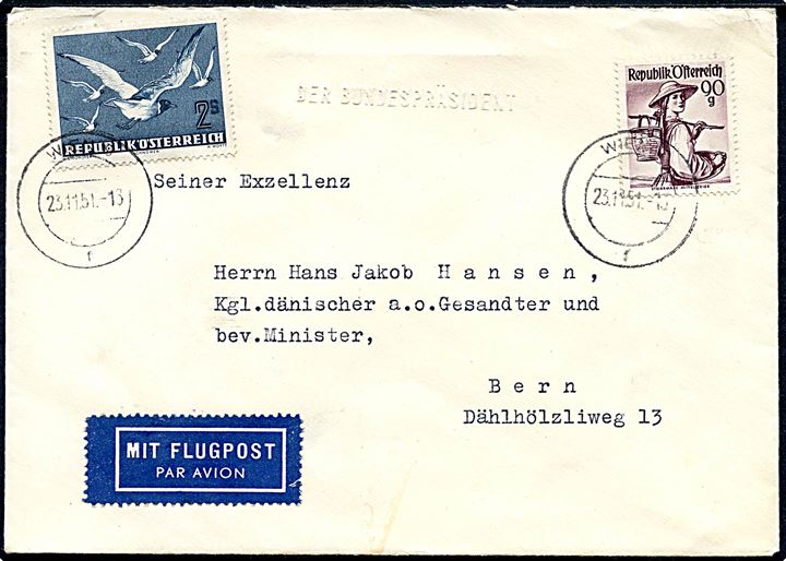 90 g. Egnsdragt og 2 S. Luftpost på luftpostbrev med prægestempel Der Bundespräsident stemplet Wien d. 23.11.1951 til den danske gesandt i Bern, Schweiz.