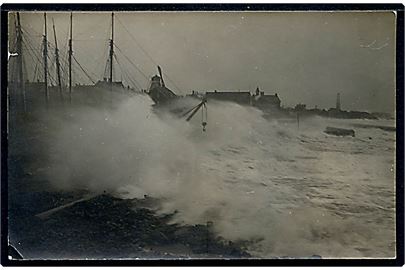Allinge havn i storm. Fotokort anvendt fra Allinge d. 13.1.1914.