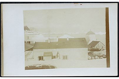 Joshva minen. Bygninger med udsigt til fjord og isbjerge. Fotokort u/no.