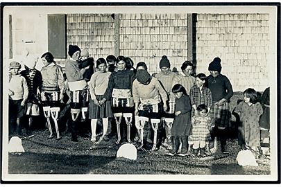 Grønlandske kvinder og børn. Fotokort u/no.