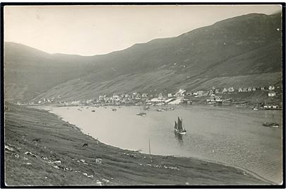 Fjordparti fra Suderø med udsigt mod Trangisvaag og fiskefartøjer. Fotokort u/no.