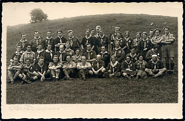 Forsamling af drenge og pige spejdere. Fotokort fra 1920'erne. 