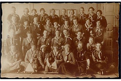 3. Danske Akela Kursus 1926. Gruppebillede fra spejder førerkursus med besøg af bl.a. Pontus Lönberg (Sverige) og Arne H. Lae (Norge). Fotokort u/no.