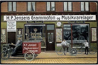 Korsør, H. P. Jensens Grammofon og Musikvarelager med motorcykel. Reklamekort fra H. P. Jensens Forlag. Runde hj.