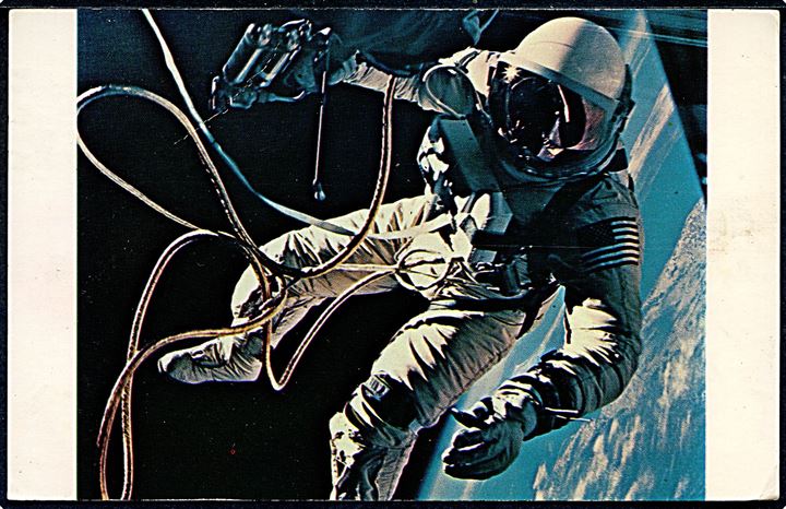 Amerikansk astronaut E. H. White II på rumvandring under Gimini flyvning d. 3.6.1965. Sendt fra Cape Kennedy Space Center i 1969.