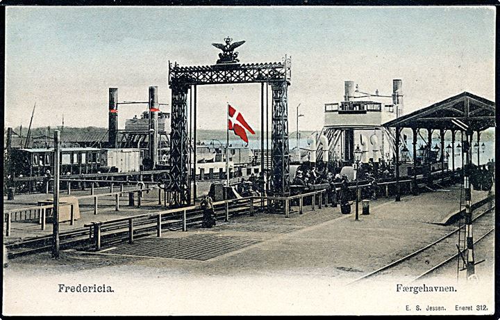 Fredericia. Færgehavnen med færger og jernbanevogne. E.S. Jessen no. 312.