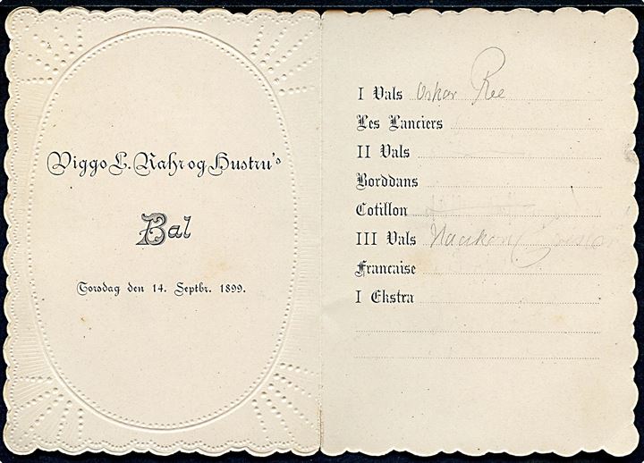 Sirkuvert med påklæbet kartonkort, men indlagt 2 fløjet invitationskort/balkort til Wiggo Ludvig Rahr og Hustrus bal d. 14.09.1899. Flot helhed. 