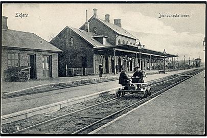 Skjern jernbanestation med dræsine. P. Alstrup no. 5851.