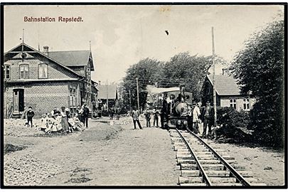 Ravsted (Rapstedt) jernbanestation med provisorisk jernbanespor og damptog (Mergelbane?). A. Juul u/no. Frankeret med 5 pfg. Germania stemplet Rapstedt 1912.