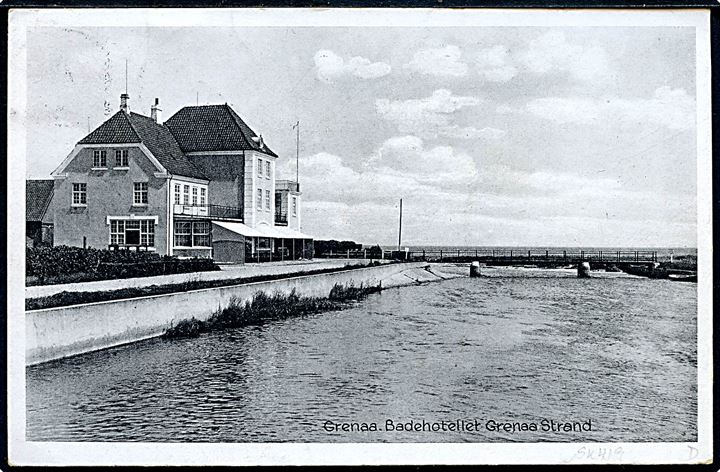 10 øre Bølgelinie (rift) på brevkort ( Badehotellet Grenaa Strand) annulleret med udslebet stjernestempel GRENAA HAVN og sidestemplet Grenaa d. 11.7.1933 til Randers.