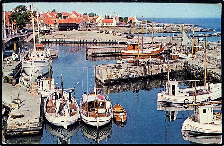 40 øre Fr. IX på brevkort (Gudhjem havn) dateret i Allinge og annulleret med vanskeligt brotype Vd Rønne B. d. 3.6.1966 til København.