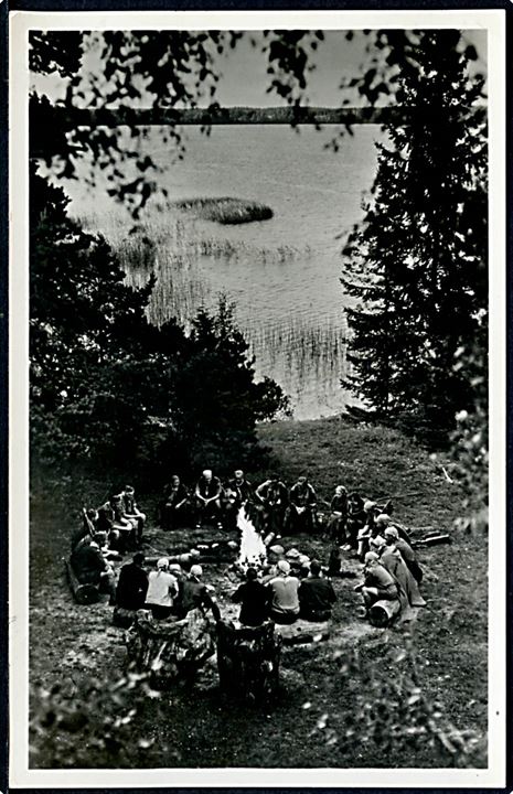 20 öre Gustaf på brevkort (Spejder lejr Gillwell stuga) annulleret Sparreholm d. 12.8.1955 til Björnlunda.