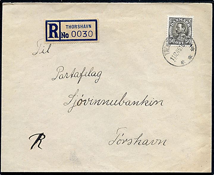 50 øre Chr. X single på lokalt anbefalet brev med fortrykt britisk rec.-etiket THORSHAVN annulleret med brotype IIIc Thorshavn d. 11.12.1945.