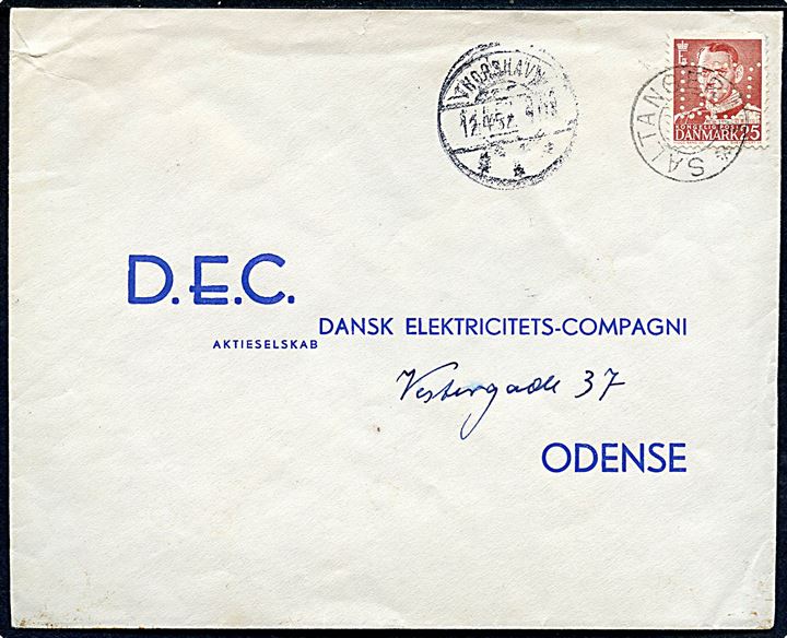 25 øre Fr. IX m. perfin “D.E.C.” på svarkuvert annulleret med udslebet stjernestempel SALTANGERAA og side-stemplet Thorshavn d. 12.4.1952 til firma D.E.C. (A/S Dansk Elektricitets-Compagni) i Odense. Usædvanlig kombination.