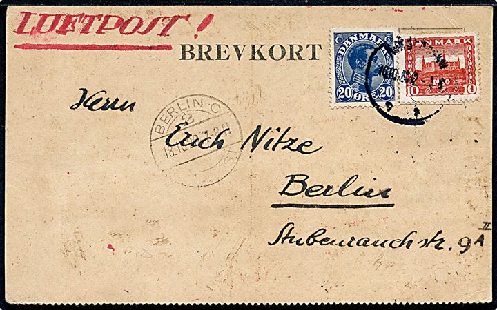 10 øre Genforening og 20 øre Chr. X på luftpost brevkort fra Kjøbenhavn d. 16.10.1920 til Berlin, Tyskland. Ank.stemplet Berlin Luftpost. Med flyvningen d. 16.10.1920 blev ialt 262 forsendelser luftpostbefordret - heraf kun 15 brevkort.