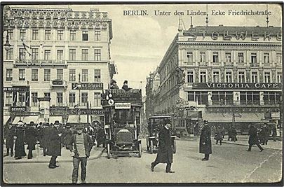 Bus linie 4 paa hjørnet Unter den Linden og Friedrichstrasse i Berlin, Tyskland. L.C. no. 2.8.