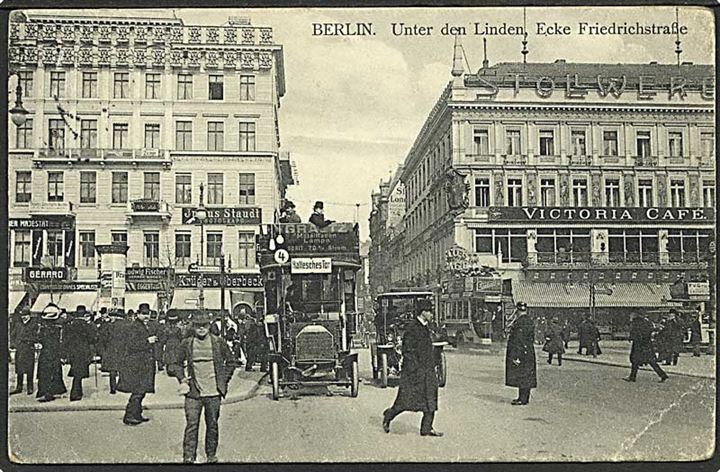 Bus linie 4 paa hjørnet Unter den Linden og Friedrichstrasse i Berlin, Tyskland. L.C. no. 2.8.