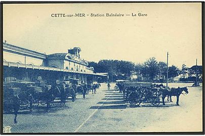 Hestevogne foran stationen i Cette-sur-Mer, Frankrig. P.H. u/no.