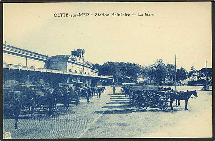Hestevogne foran stationen i Cette-sur-Mer, Frankrig. P.H. u/no.