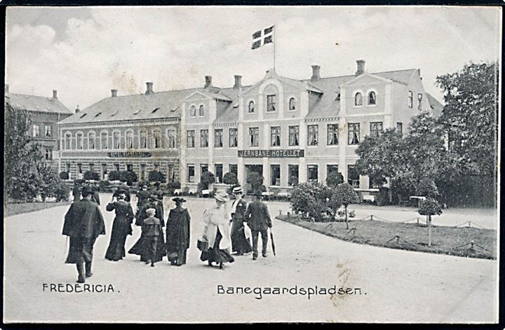 Fredericia. Banegaardspladsen med Jernbanehotellet. Stenders no. 13148.