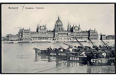 Budapest, flodpramme og i baggrunden parlamentsbygning. 