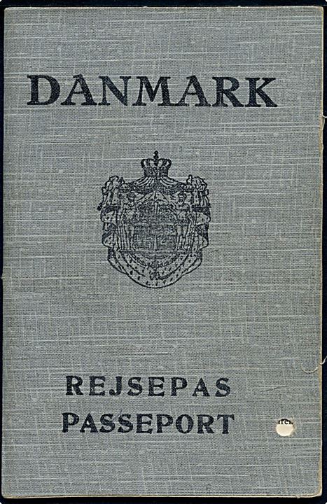 Rejsepas med foto for kvinde udstedt på Frederiksberg d. 6.9.1939. Mange viseringer for rejser til- og fra Sverige i årene 1939-1941.