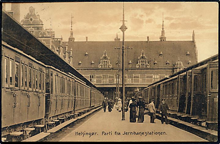 Helsingør. Parti fra Jernbanestationen med 2 vognsæt. Stenders/Helsingør Kunstnerbrevkort no. 21.