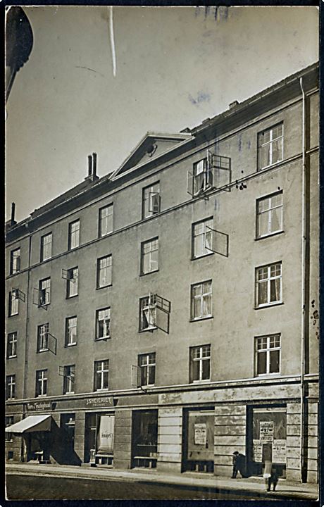 Købh., Haderslevgade 20, med Ismejeriet Enghave, Garn & Tricotagehuset ved G.E. Jensen. Fotokort u/no. 