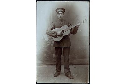 Frelsens Hær, guitarist. Fotokort u/no. Anvendt fra Holstebro 1916.