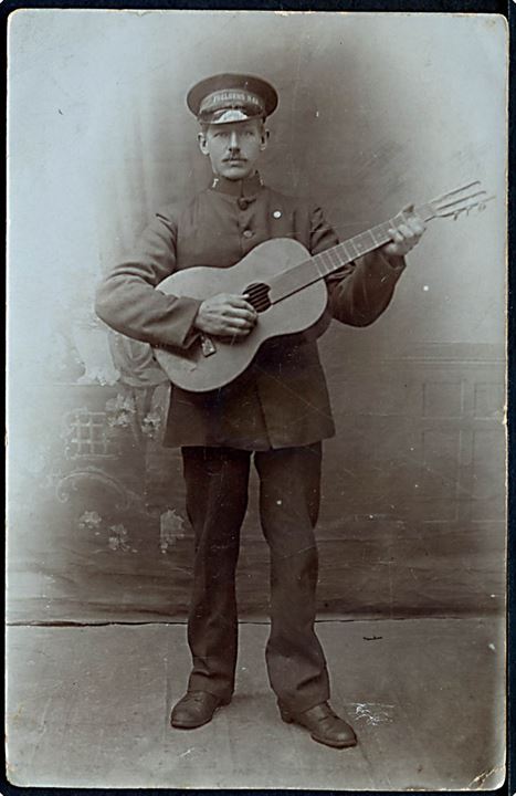 Frelsens Hær, guitarist. Fotokort u/no. Anvendt fra Holstebro 1916.