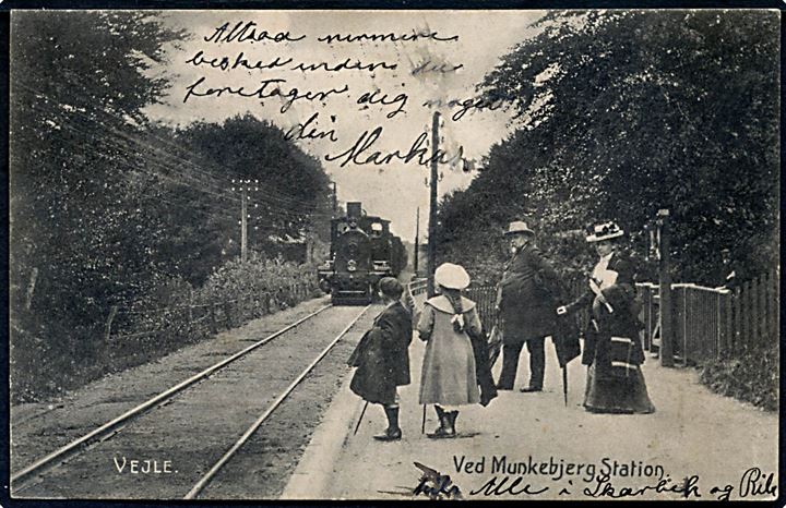 Vejle, Munkebjerg station med ankommende damptog. H. B. no. 328. Frankeret med 10 øre Fr. VIII annulleret med stjernestempel GADBJERG og sidestemplet bureau Veile - Give T.3 d. 10.7.1907 til Skærbæk i Slesvig. 