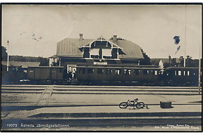 Åsheda. Jernbanestation med lokomotiv. Fotokort forlag Robert Ehn no. 19072.