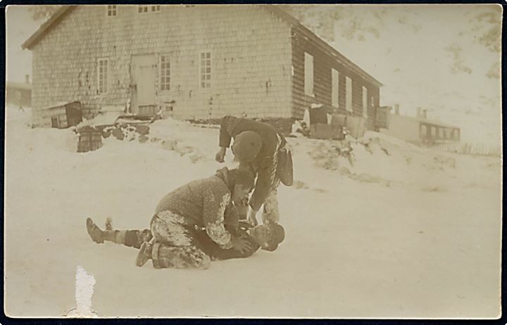Grønland, leg i sneen. Antagelig fra Ivigtut ca. 1910. Fotokort u/no. 