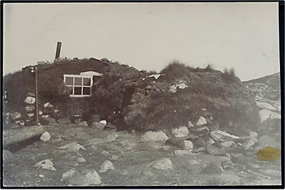 Grønlandsk jordhytte. Fotokort u/no.