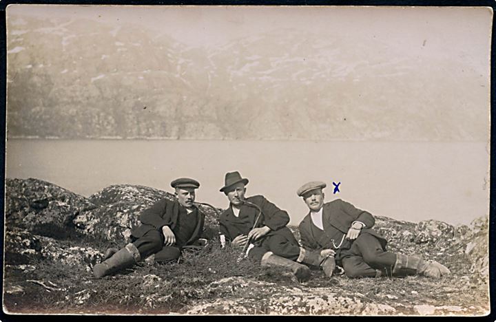 Tre danske arbejdere på udflugt ved Arsukfjorden. Fotokort u/no.