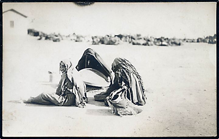 Bir-es-Saba. Beduin kvinder ved Negev ørkenen. Fotokort u/no. 
