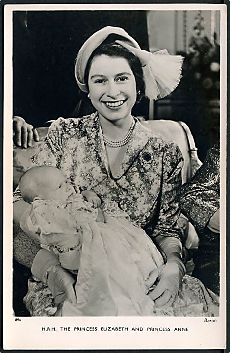 Dronning Elizabeth med lillesøster prinsesse Anne. Fotokort Tuck no. 89a.