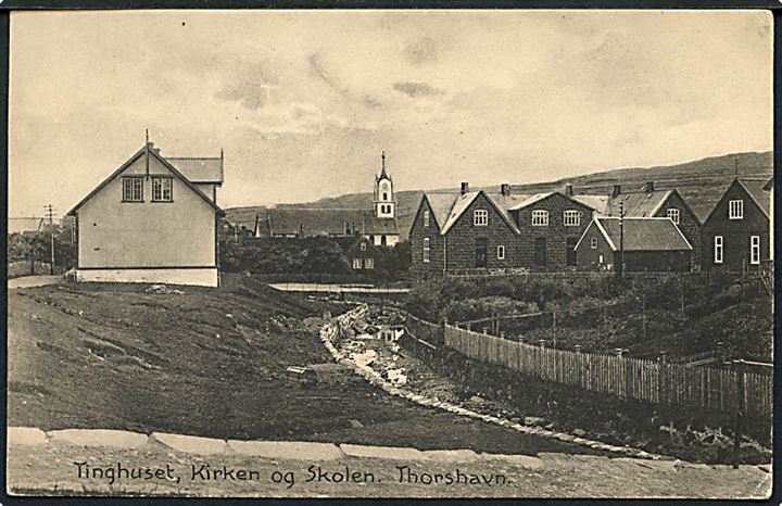 Thorshavn, parti med Tinghus, skole og kirke. Lytzen no. 27543.