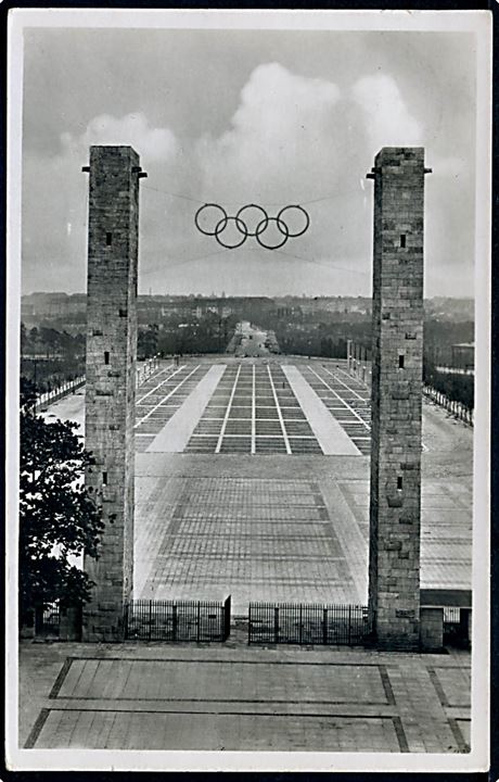 15 pfg. Hindenburg på brevkort (Reichssportfeld) annulleret med Olympiade TMS i Berlin d. 3.8.1936 og sidestemplet Reichssportfeld Berlin til Oslo, Norge. Sendt fra norsk tilskuer ved de olympiske sommerlege i Berlin.