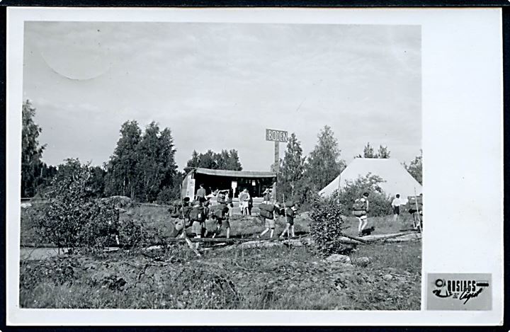 10 öre Gustaf i parstykke på brevkort (Spejderdrenge ved Boden, Roslagslägret) annulleret med svagt stempel d. 20.7.1950 og sidestemplet Roslagslägret / KFUM / 19-27 juli 1950 til Jönköping.