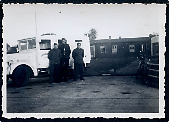 Kolding, ambulance fra Gennemgangslejren Kolding ved lejren. Foto 6x9 cm. I årene 1946-1949 var der oprettet en gennemgangslejr i Kolding for tyske flygtninge på vej tilbage til Tyskland.