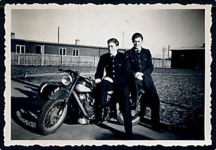 Kolding, 2 CBU'er på motorcykel i Gennemgangslejren Kolding. Foto 6x9 cm. I årene 1946-1949 var der oprettet en gennemgangslejr i Kolding for tyske flygtninge på vej tilbage til Tyskland.