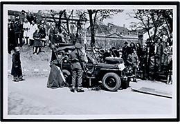 Befrielsen 1945, britiske soldater og danske frihedskæmpere med jeep. Antagelig fra København. Foto 6x9 cm.