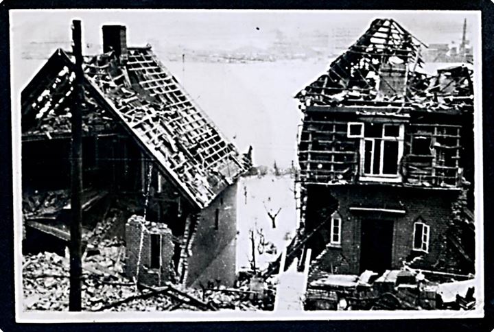Vejle, Skovvang med bombeskade bygninger efter Royal Air Force fejlbombning i feb. 1942. Foto 5½x9 cm.