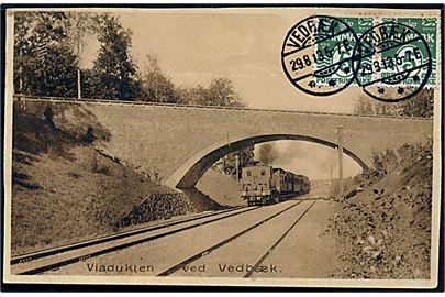 Vedbæk. Viadukten med lokomotiv. Cigarforretningen Vedbækhus no. 8832.