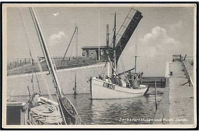 Hvide Sande, sluse med fiskefartøj RI.142. Stenders no. 89931.