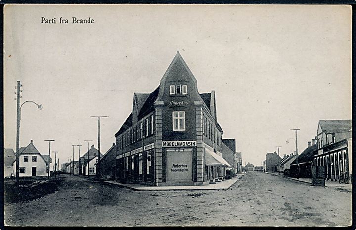 Brande, Borgergade hj. af Torvegade med den 3-kantede bygning Ankerhus - i folkemunde kaldet Strygejernet. J. Christensen no. K193317.